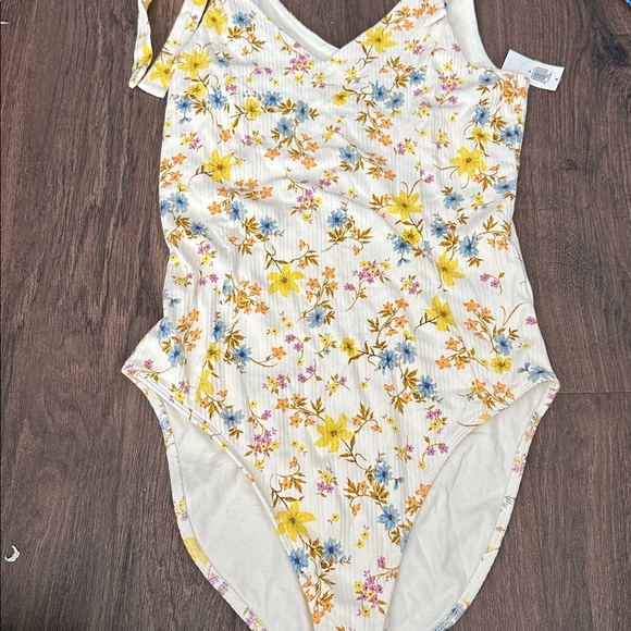 NWT! Old Navy Printed Tie-Shoulder V-Neck Rib-Knit Bodysuit  - Medium 🤎 - Picture 8 of 8